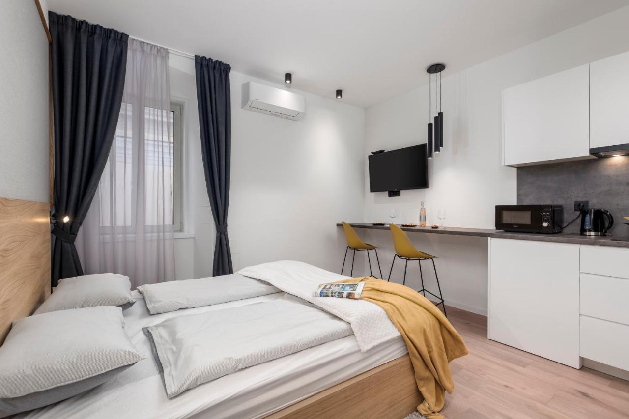 Deluxe Apartments & Rooms "In The Center" Рієка Екстер'єр фото